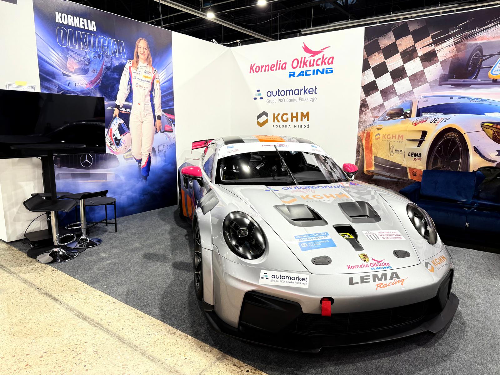 Porsche 911 GT4 R Kornelii Olkuckiej na Warsaw Motor Show. Polka pokazała samochód na sezon 2027